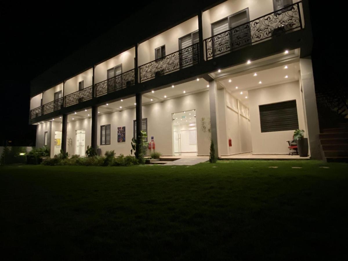 Eagle Vault Hotel Kwabenya Bagian luar foto