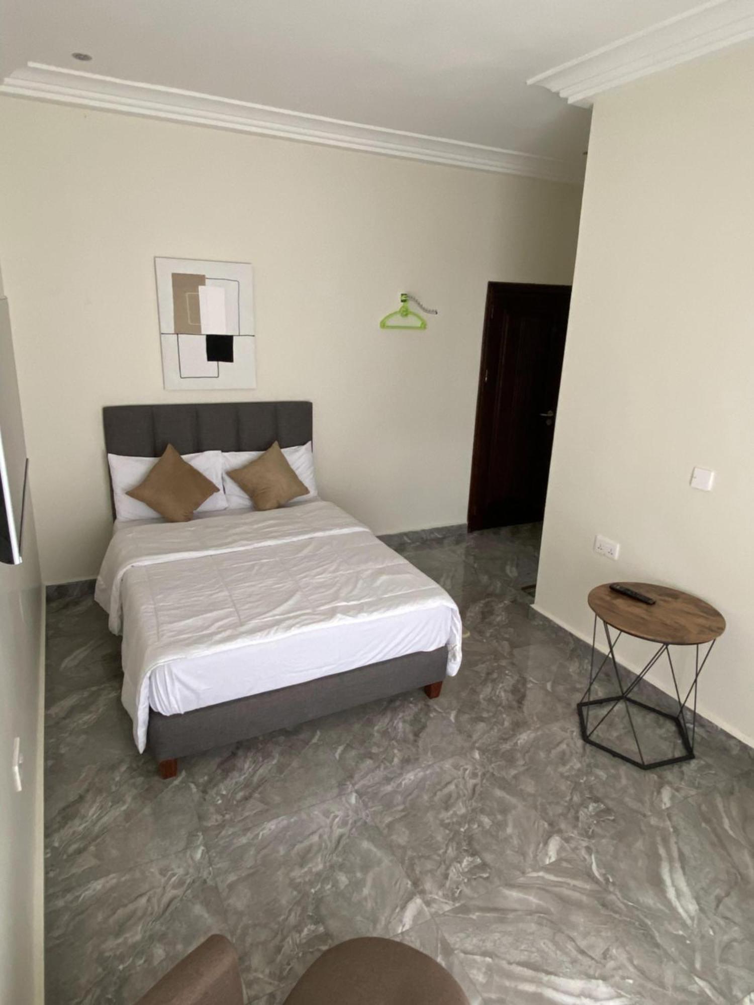 Eagle Vault Hotel Kwabenya Bagian luar foto