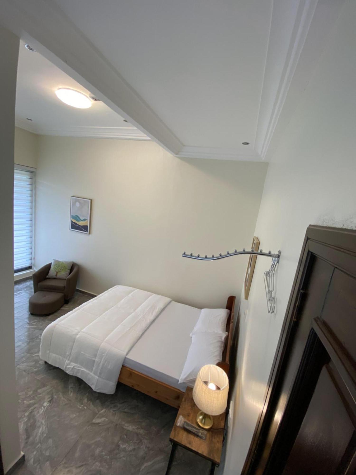 Eagle Vault Hotel Kwabenya Bagian luar foto